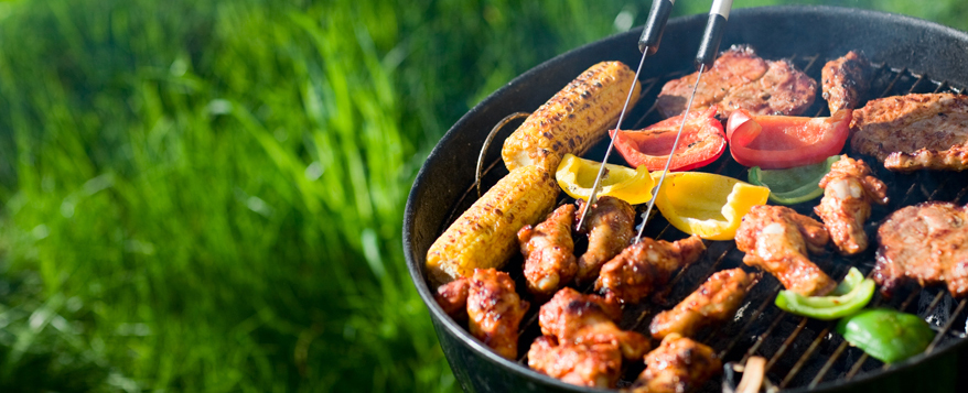 Zu den Gartenmöbeln gehört selbstverständlich der Grill