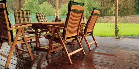 Sitzkissen sollten im Herbst von der Terrasse ins Haus geholt werden