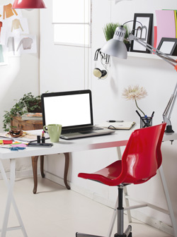 Tisch und Bürostuhl als Home-Office-Basics