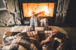 Besinnliche Tage mit Kerzen, Lichterketten und Kamin.